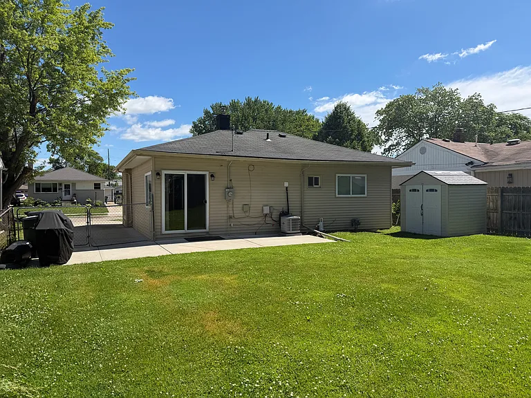 23734 Deziel St — Photo 4