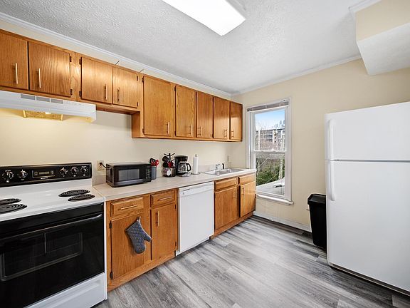 2nd image of 819 Summit St #1/2