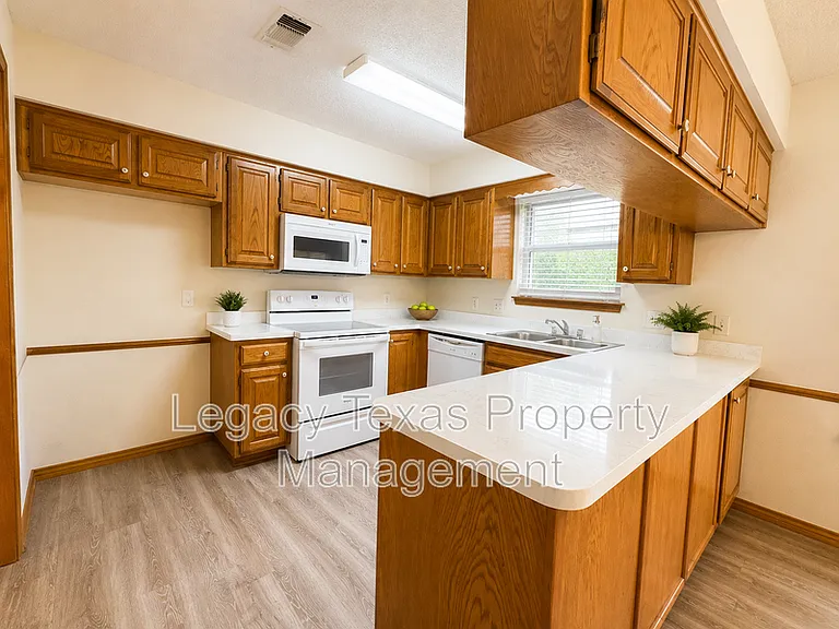 1203 Stonelake Dr — Photo 3