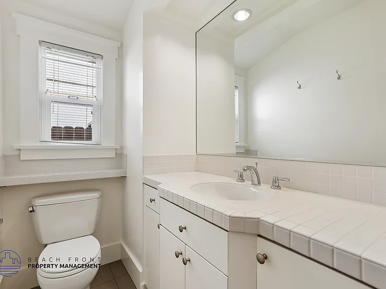 2810 E 2nd St — Photo 31