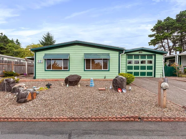 221 NE 35th St, Newport, OR 97365