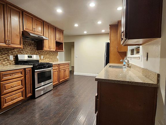 3rd image of 141 Farnham Ct
