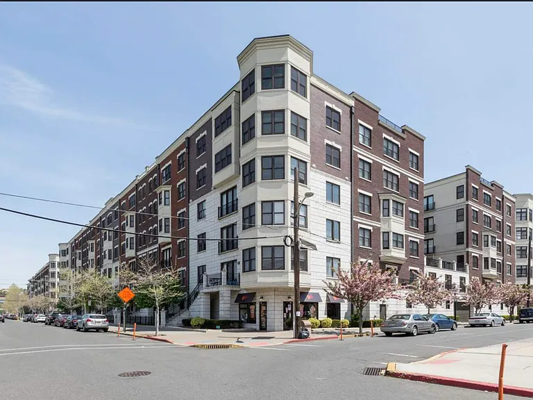 1200 Grand St #525 — Photo 11