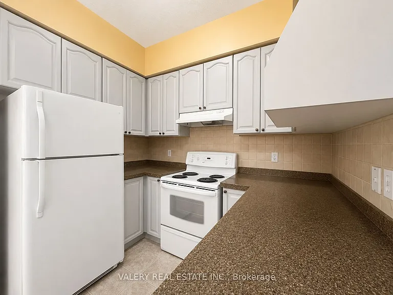 555 Grasslands Ct — Photo 2