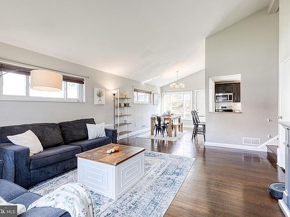 2nd image of 913 Marksworth Rd