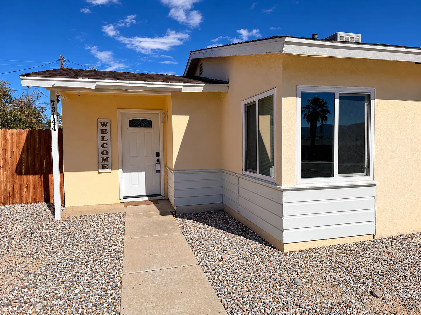 Cozy 2 Bedroom 1 Bathroom Home — Photo 4