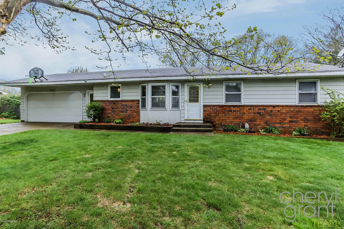 3763 Summit View Dr NE photo 1