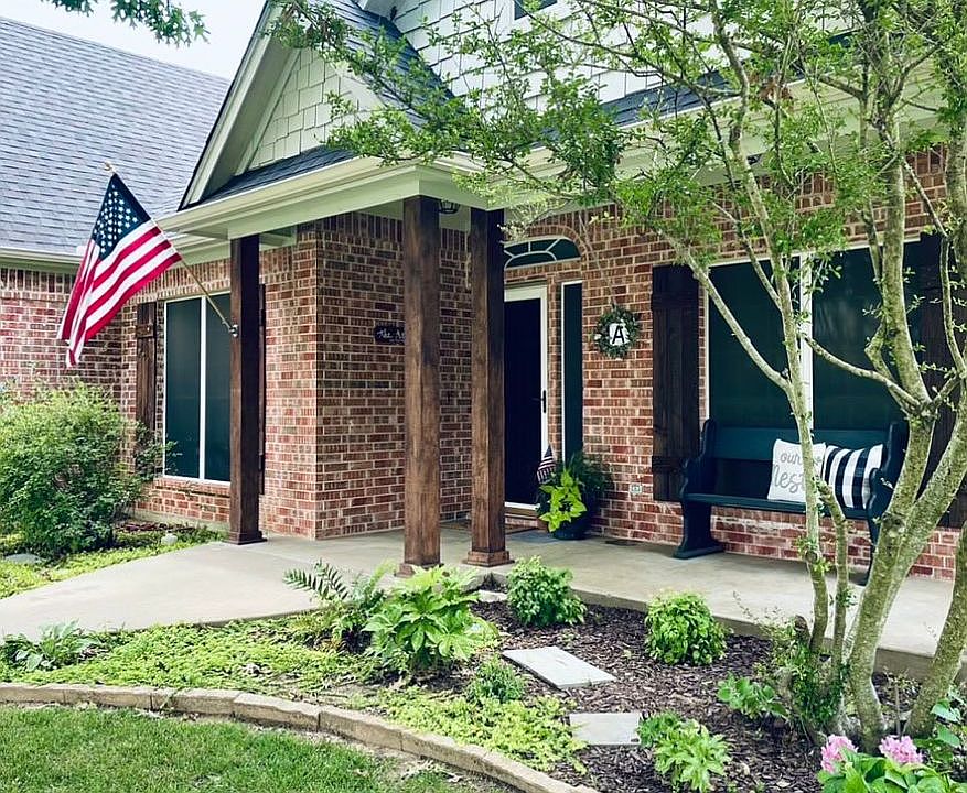 1st image of 709 Clay Ln