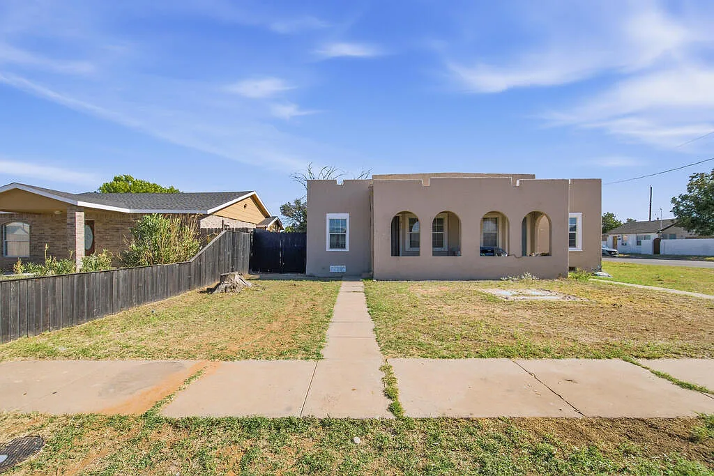 2 bed, 1.0 bath, 1636 sqft, $1,100 — Photo 1