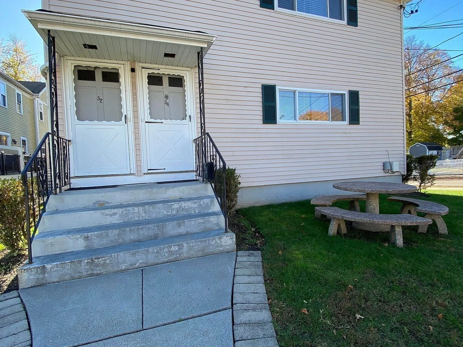 3 bed, 1.0 bath, 1200 sqft, $3,300 — Photo 2