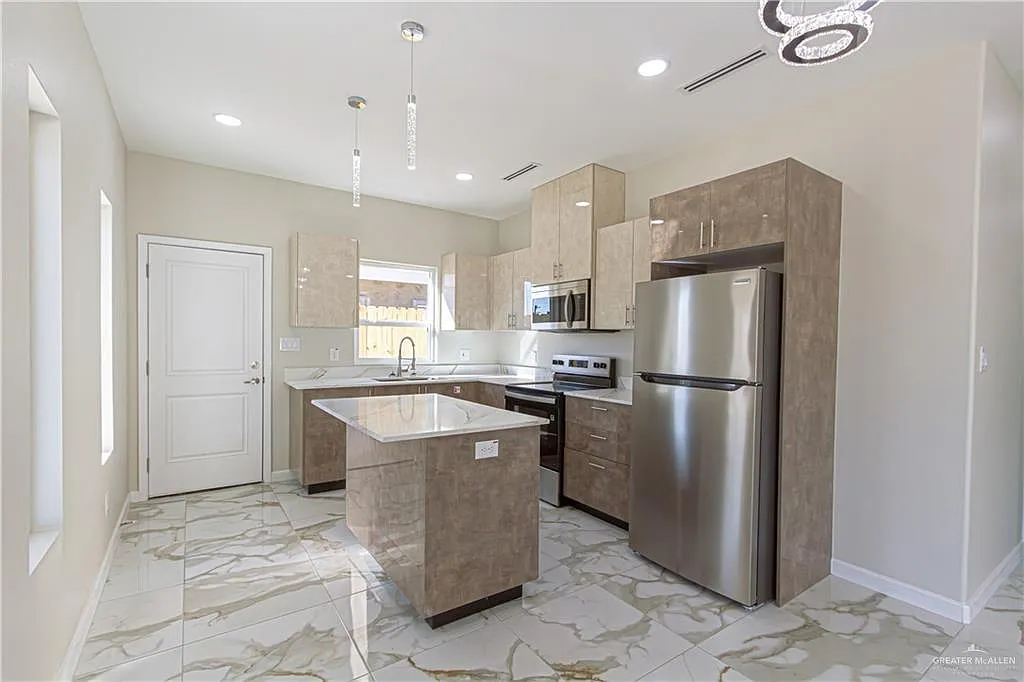 3 bed, 2.0 bath, 1069 sqft, $1,300 — Photo 2