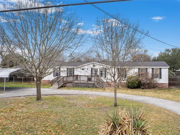 1005 Baumgarten St, Schulenburg, TX 78956