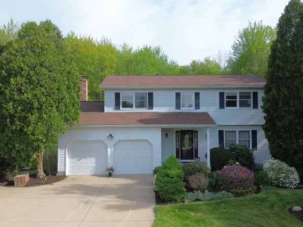 9088 Old Meadow Dr, Chagrin Falls, OH 44023