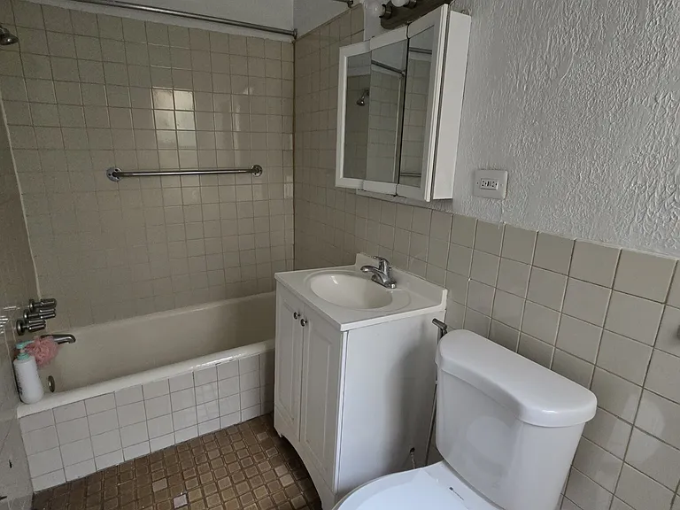 4933 N Whipple St #3N — Photo 2