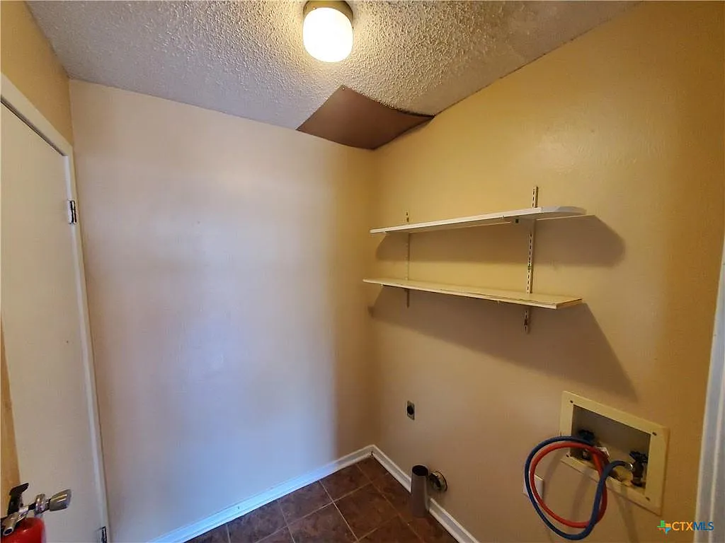 2 bed, 1.5 bath, 1000 sqft, $925 — Photo 2