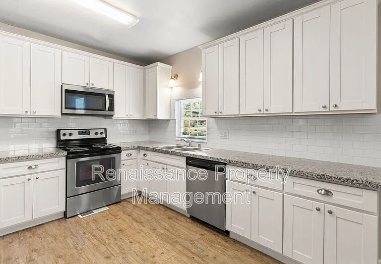400 E Ellis St — Photo 14