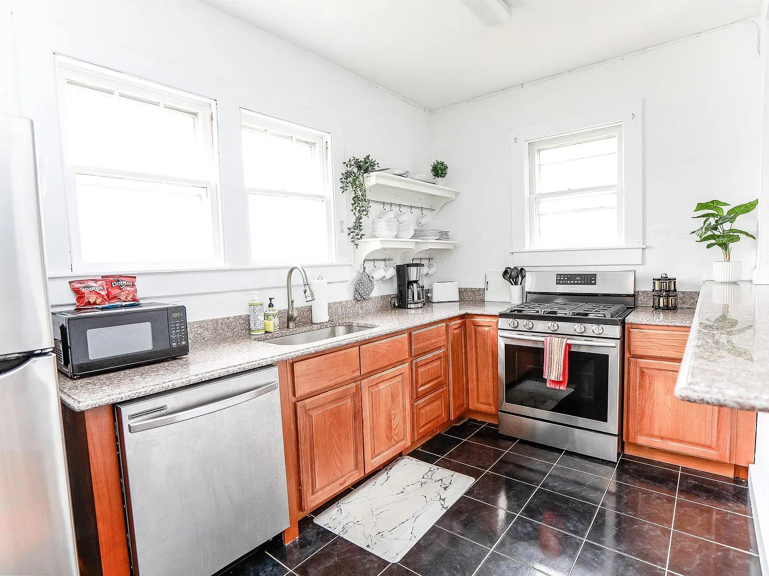2 bed, 1050 sqft, $2,340 — Photo 4