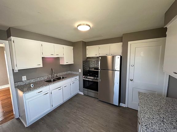 5th image of 931 S Lombardy Dr