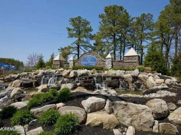 42 Addlestone Lane, Manchester, NJ 08759