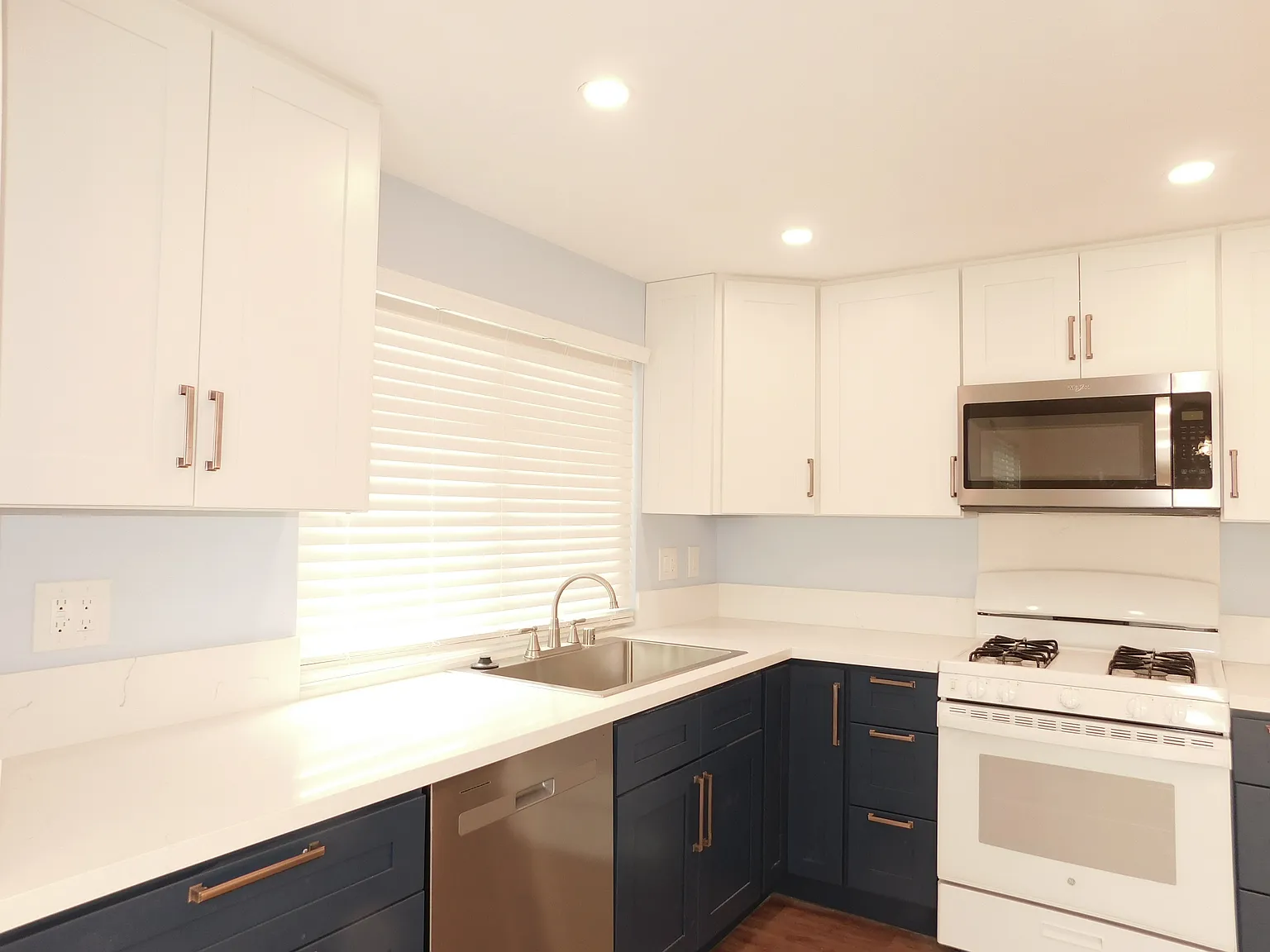 2 bed, 1.5 bath, 1021 sqft, $3,200 — Photo 2