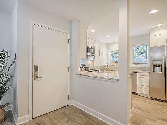 4th image of 4537 Park Lake Dr