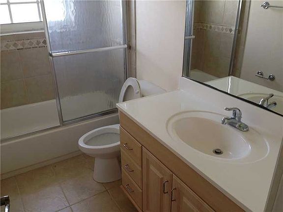 4th image of 711 SW 14th Ct