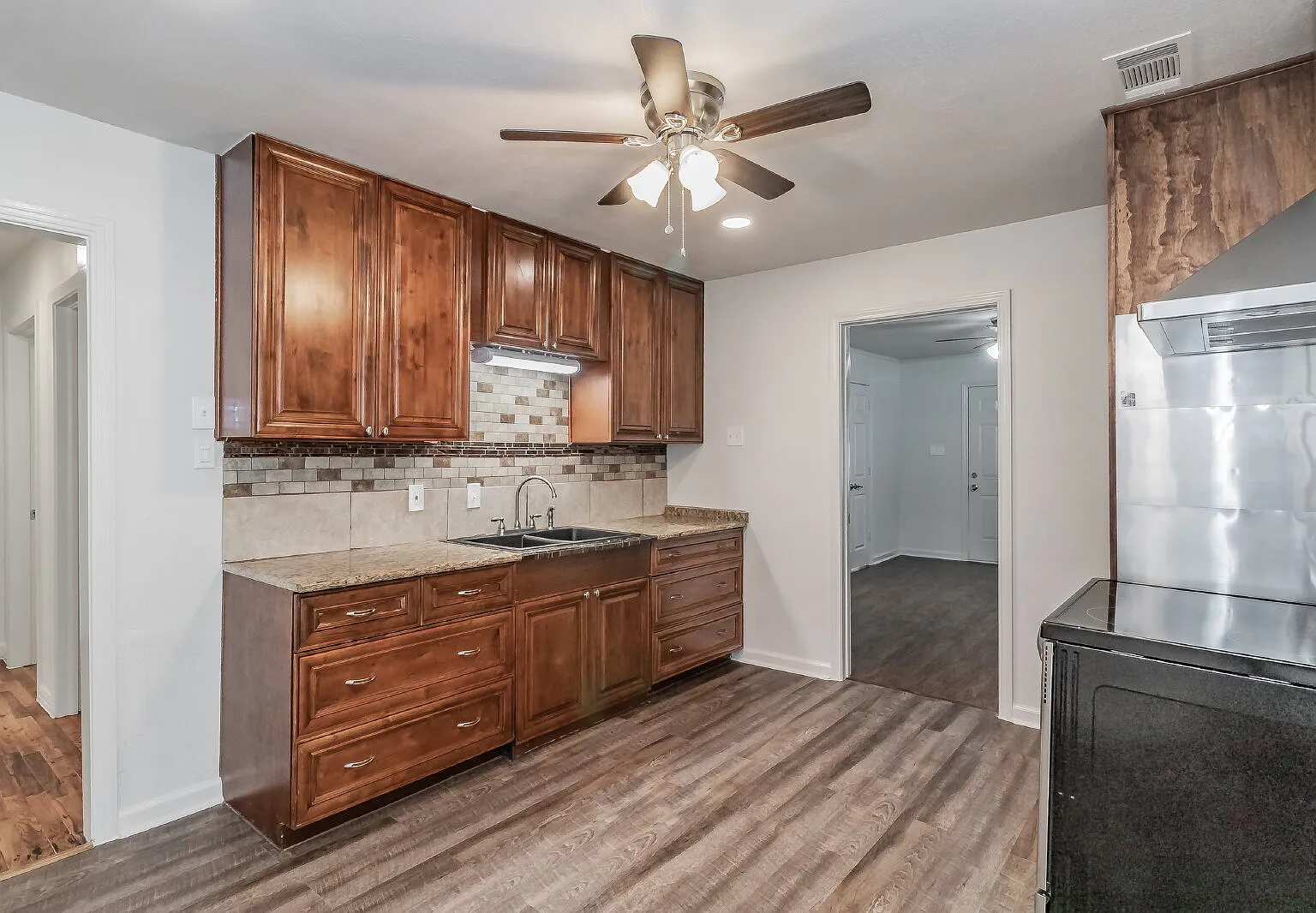 3 bed, 2.0 bath, 1052 sqft, $1,700 — Photo 3