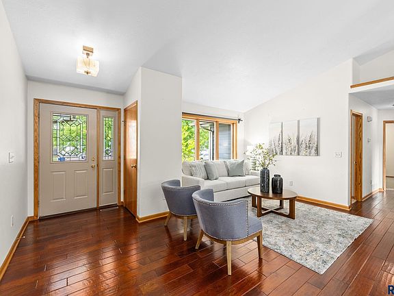 3rd image of 209 W Ironwood St