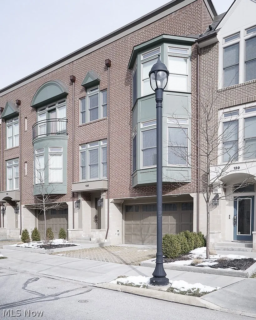 Building Photo - 131 Vine St #51