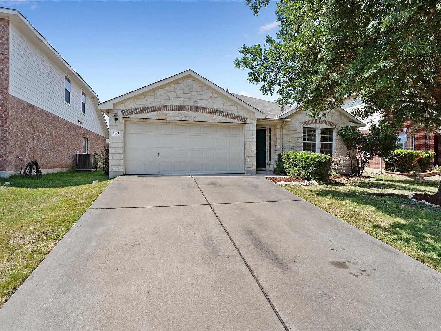 4 bed, 2.0 bath, 1936 sqft, $2,200 — Photo 2
