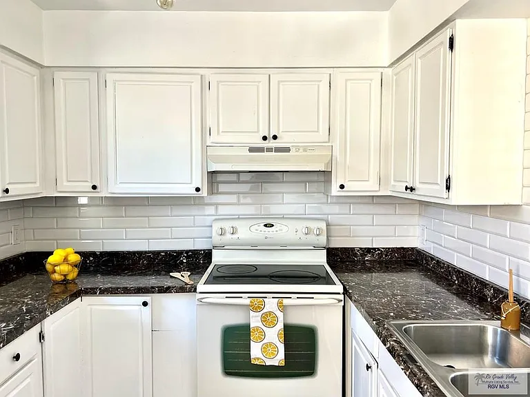 3908 Las Palmas Cir — Photo 12