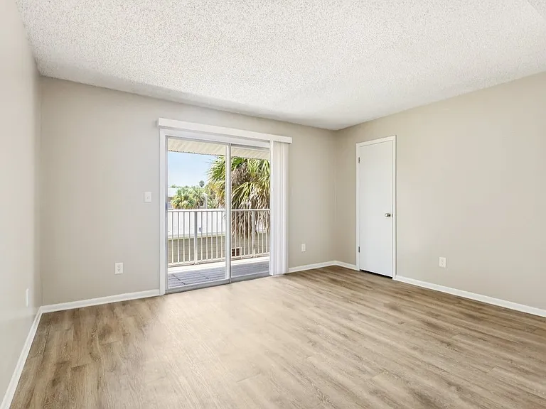 12th & Beach Apartments — Photo 44
