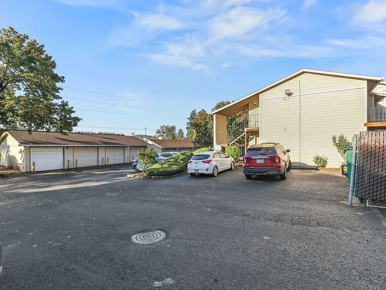 Charbern Apartments — Photo 72