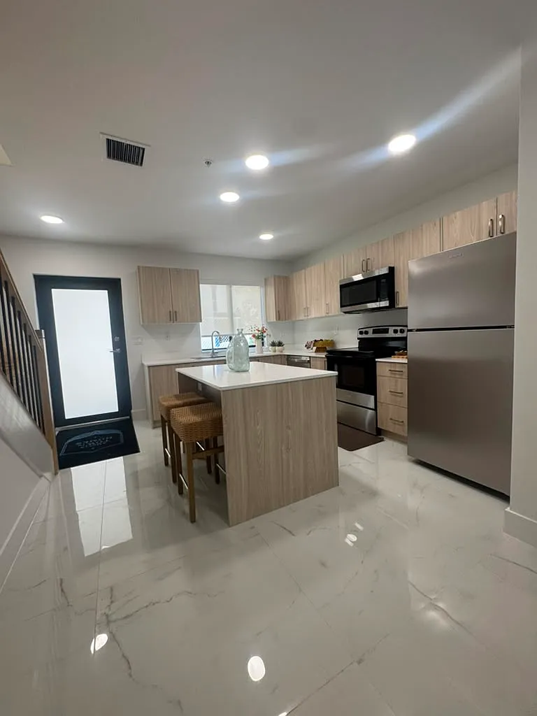 2 bed, 2.5 bath, 1120 sqft, $3,050 — Photo 1