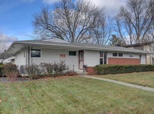 431 Parkside Dr, Sycamore, IL 60178