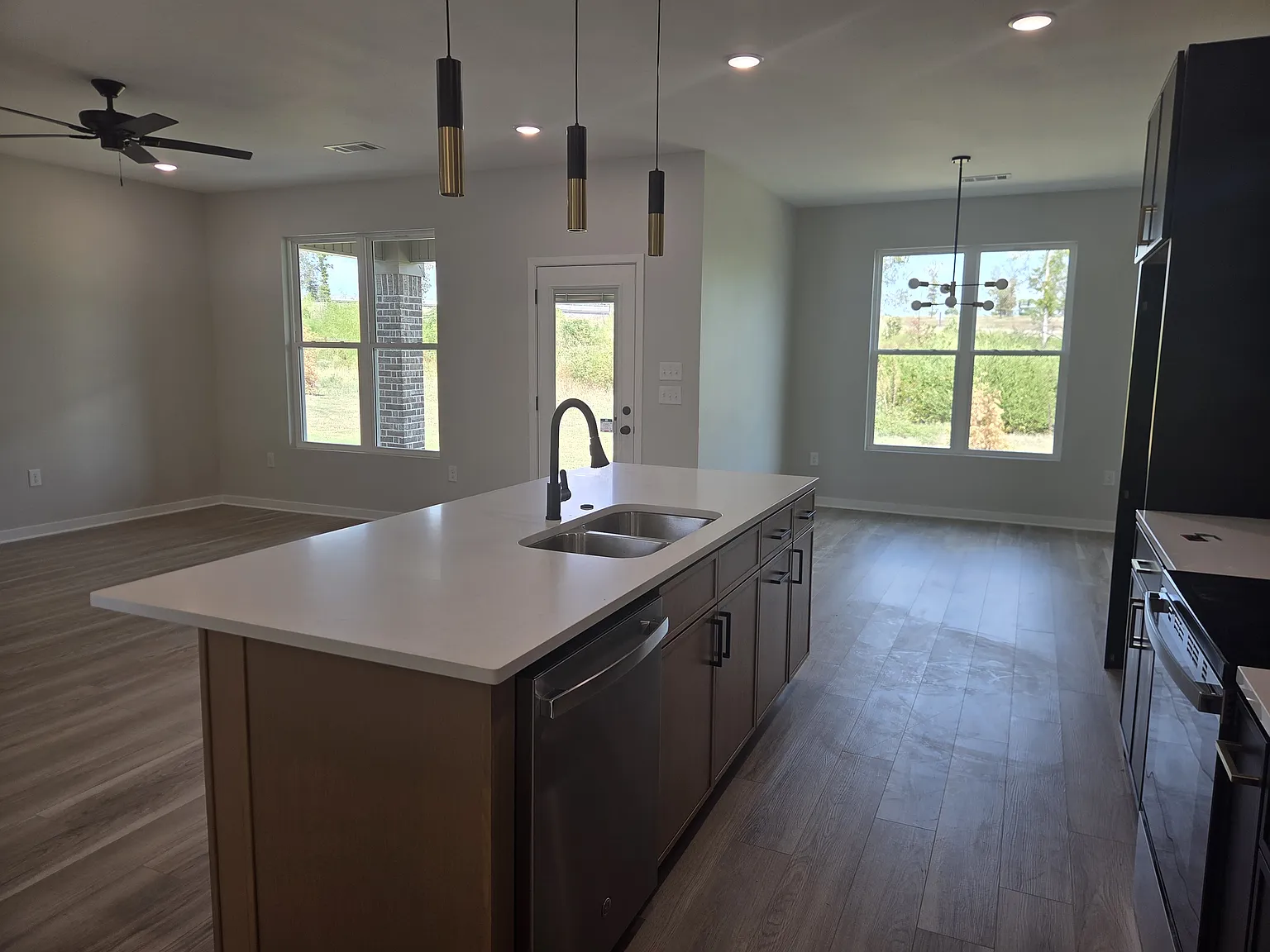 3 bed, 1570 sqft, $2,195 — Photo 2