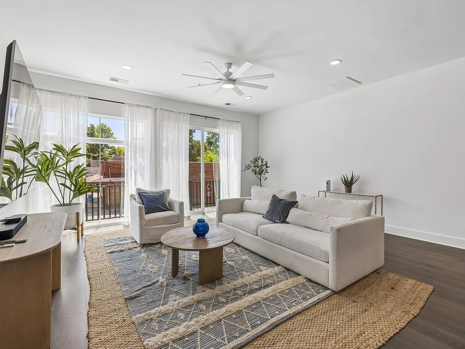 3 bed, 1800 sqft, $3,295 — Photo 4