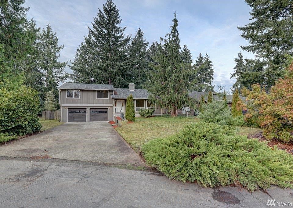 Find yourself at the end of a cul-de-sac on South Hill in Puyallup. This incredible home is perfectly situated on a level lot that is over a quarter acre large at just under 12,000 ft.²   The long driveway is framed with mature landscaping that gives a sense of seclusion and serenity.   You'll love all of the ample parking space in the driveway the two car garage or on the side of the home. 
