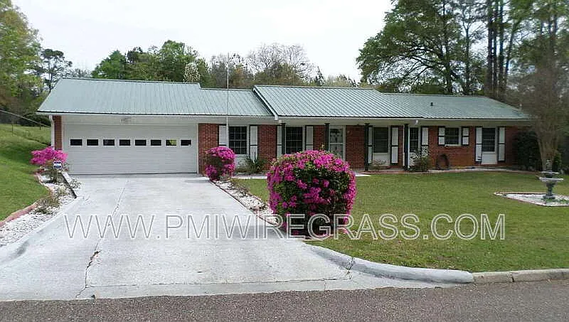 3 bed, 2.0 bath, 1800 sqft, $1,640 — Photo 1