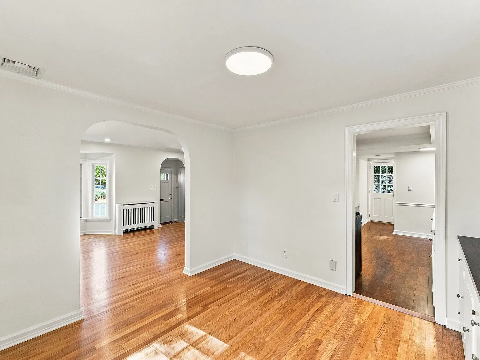3 bed, 1.5 bath, 1344 sqft, $5,650 — Photo 4