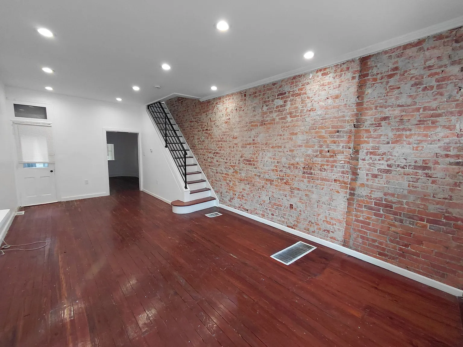3 bed, 1176 sqft, $1,300 — Photo 2