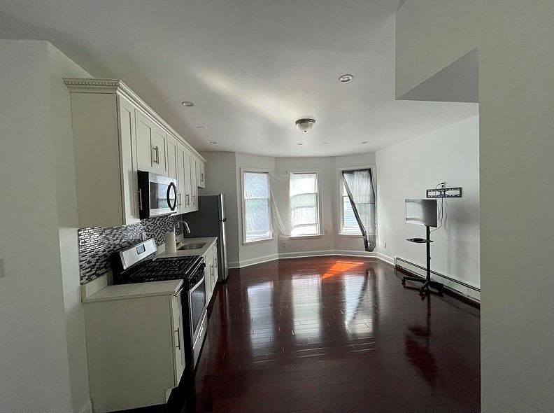 2nd image of 2149 Prospect Ave Floor 2