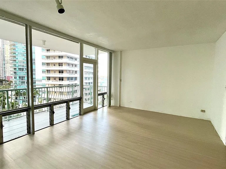 1408 Brickell Bay Dr #916 — Photo 1