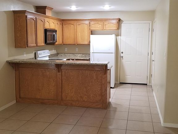 LR/Kitchen area with hallway entrance