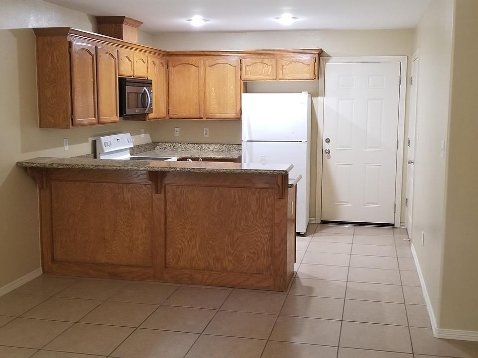 LR/Kitchen area with hallway entrance