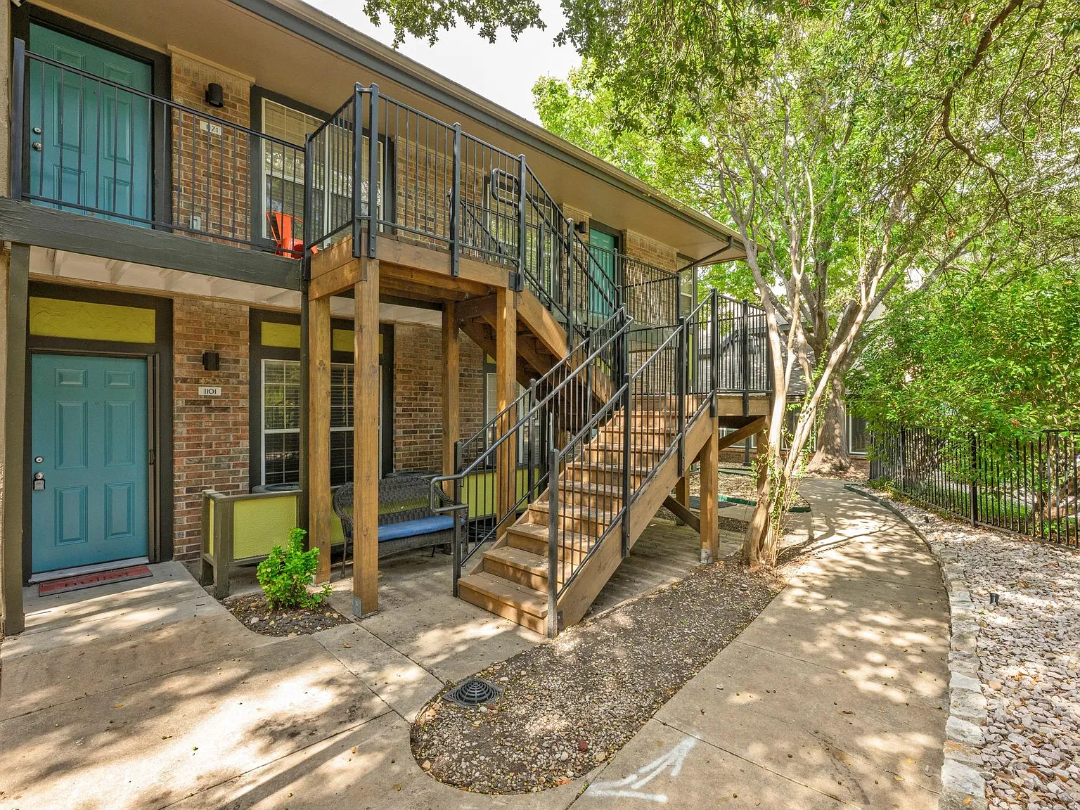 2 bed, 2.0 bath, 900 sqft, $1,550 — Photo 3