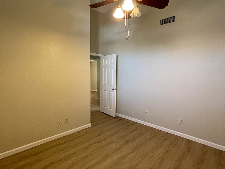 742 N Slate St — Photo 23