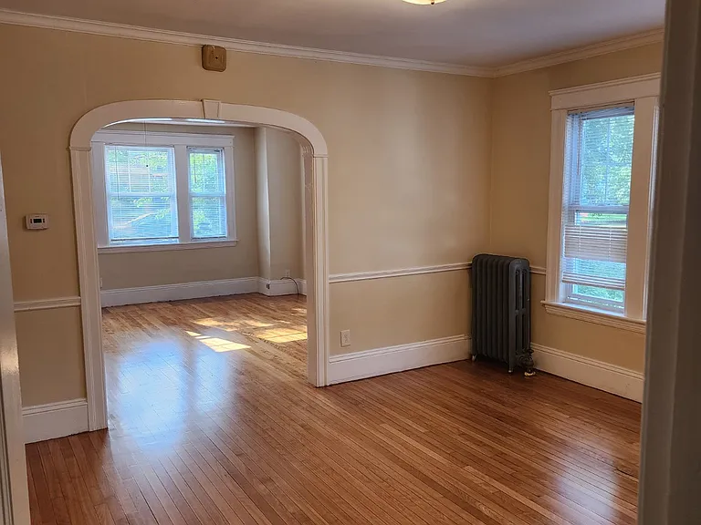 61 Howland Ter — Photo 2