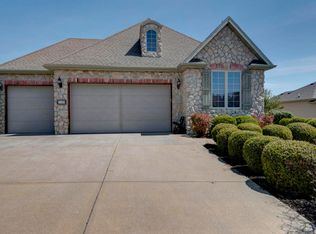 2104 N Williamsburg Ln, Ozark, MO 65721