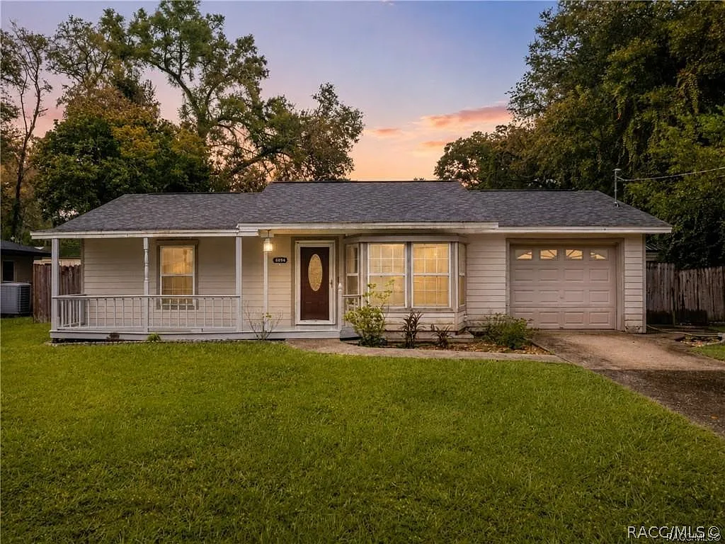 2 bed, 1.0 bath, 912 sqft, $1,300 — Photo 1